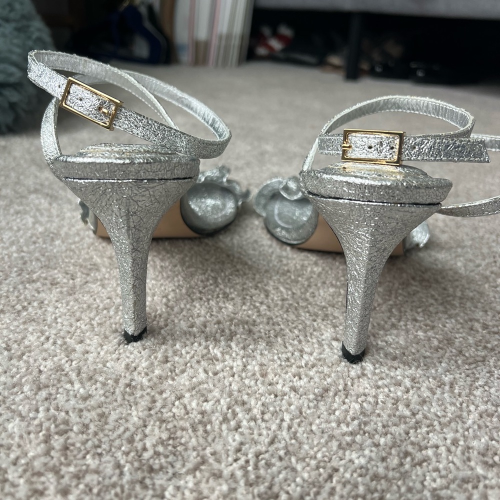 GOOD AMERICAN Size 10 Ankle Strap Heels ruffle strap metallic silver - Picture 12 of 14